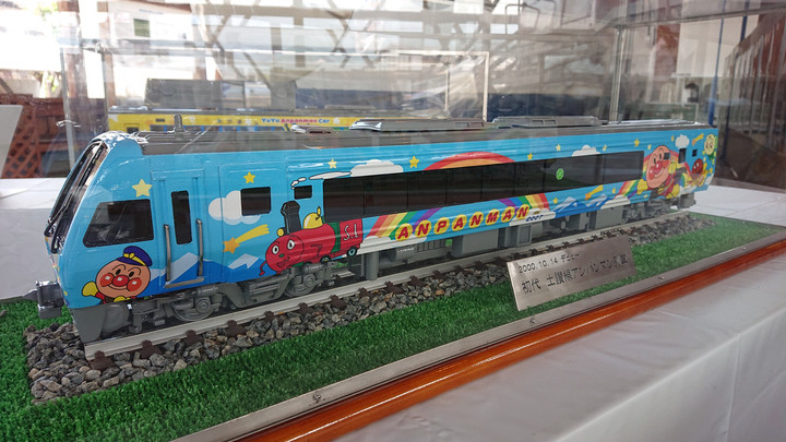 アンパンマン列車模型 （マイクロエースのJR四国8000系に